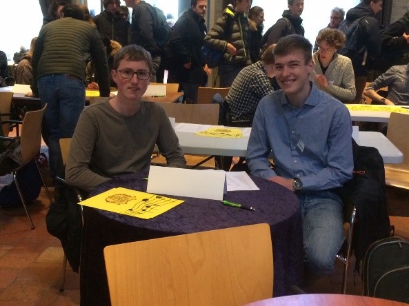 Afbeelding met persoon, tafel, binnen, zitten
Automatisch gegenereerde beschrijving