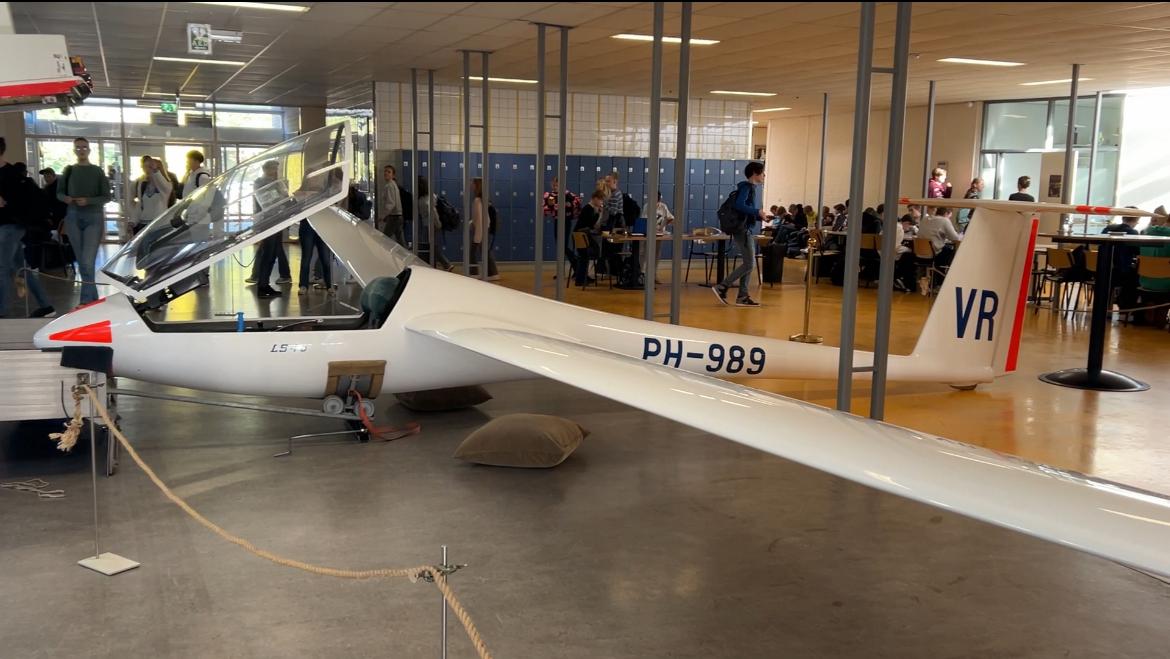 Leerlingen Willibrord Gymnasium ontdekken wetenschap met zweefvliegtuig in aula