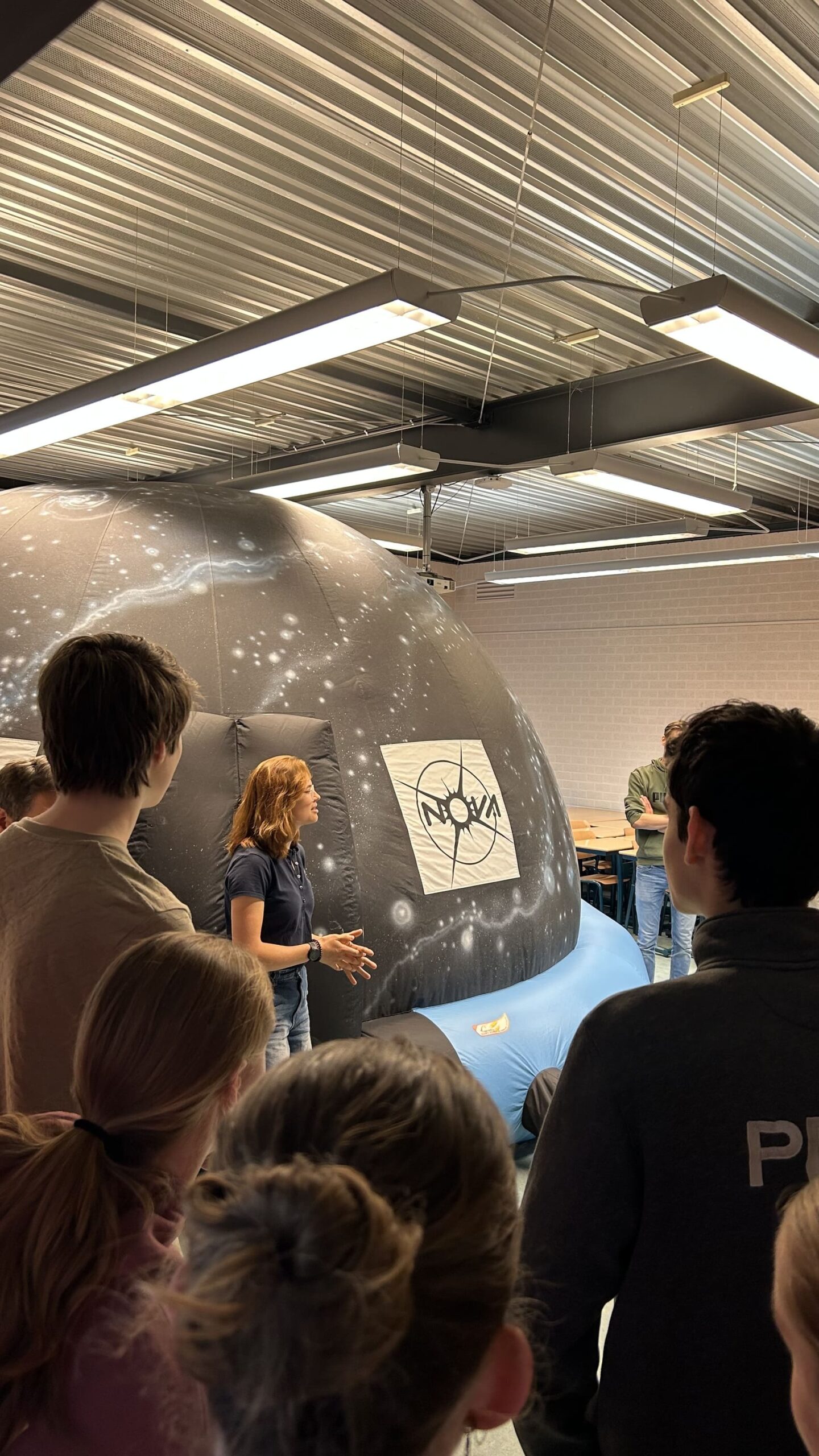 Leerlingen van Willibrord Gymnasium ontdekken het heelal in opblaasbaar planetarium.